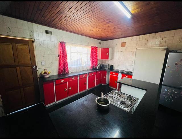 8 BEDROOM HOUSE FOR SALE IN LAUDIUM